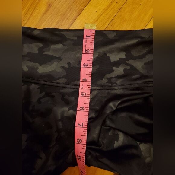 Spanx Faux leather Camo leggings. Black and grey. Shimmers. Size S. 26,5" Inseam - Picture 6 of 13